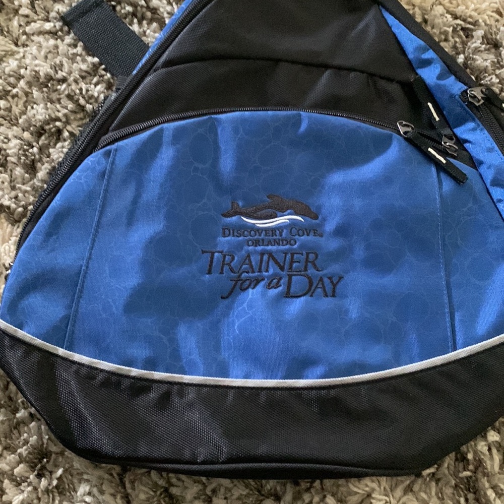 Seaworld Discovery Cove Crossbody Backpack Blue Black Adjustable Straps Unisex - Picture 2 of 11